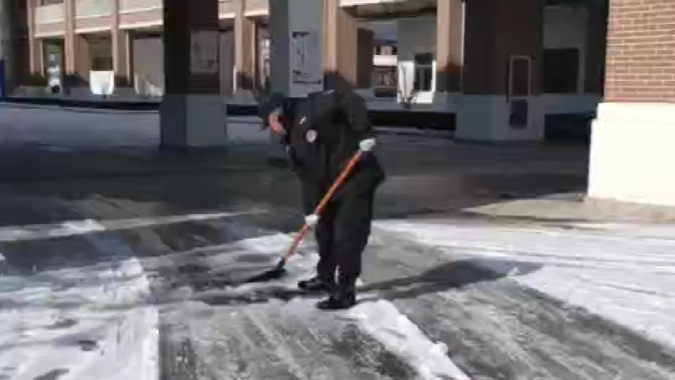 金盾保安自发铲雪